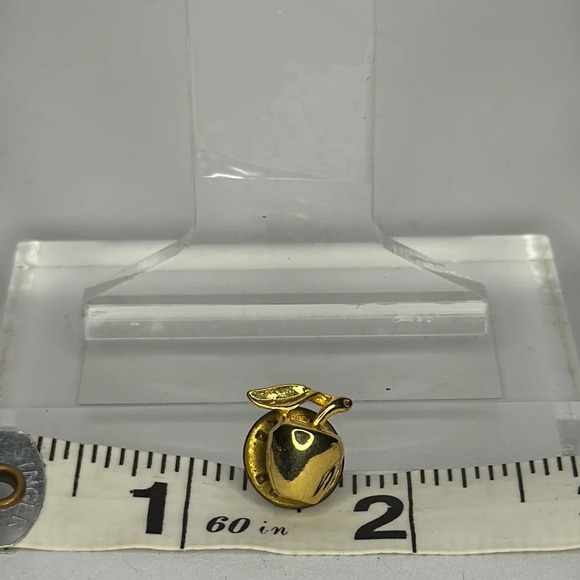 Elegant Gold V-Shaped Brooch - Picture 3 of 3